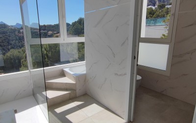 Роскошная вилла современного дизайна с видом на море в Altea Hills.