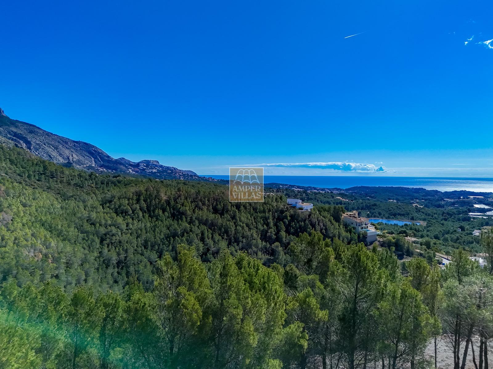 Городской участок с прекрасным видом на море.