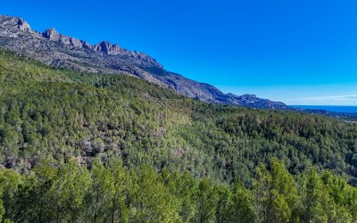 Городской участок с прекрасным видом на море.