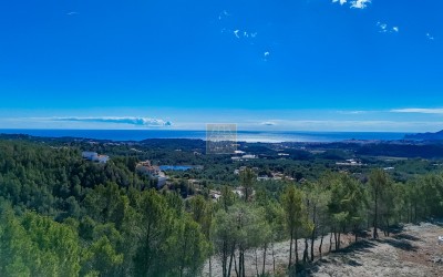 Городской участок с прекрасным видом на море.