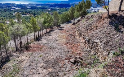 Городской участок с прекрасным видом на море.