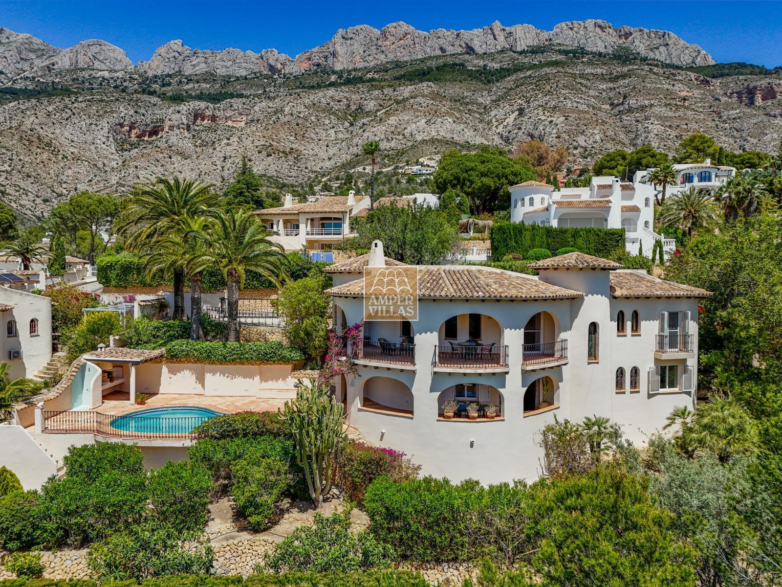 Прекрасная вилла в тихом зеленом районе.