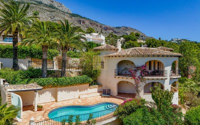 Прекрасная вилла в тихом зеленом районе.