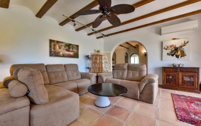 Прекрасная вилла в тихом зеленом районе.