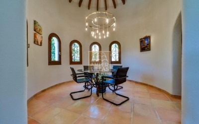 Прекрасная вилла в тихом зеленом районе.