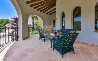 Прекрасная вилла в тихом зеленом районе.