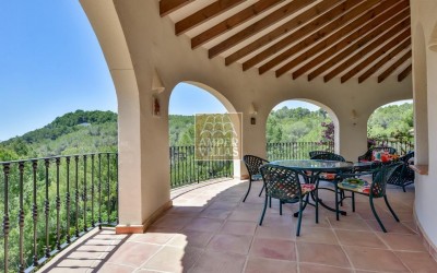 Прекрасная вилла в тихом зеленом районе.