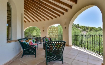 Прекрасная вилла в тихом зеленом районе.