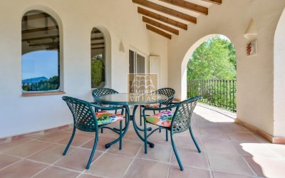 Прекрасная вилла в тихом зеленом районе.