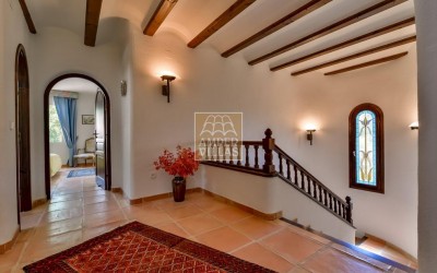 Прекрасная вилла в тихом зеленом районе.