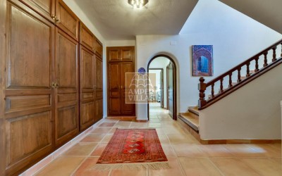 Прекрасная вилла в тихом зеленом районе.