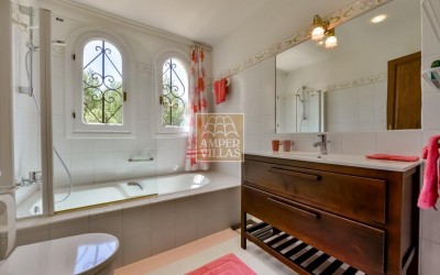 Прекрасная вилла в тихом зеленом районе.