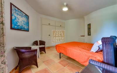 Прекрасная вилла в тихом зеленом районе.