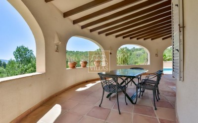 Прекрасная вилла в тихом зеленом районе.