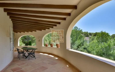 Прекрасная вилла в тихом зеленом районе.