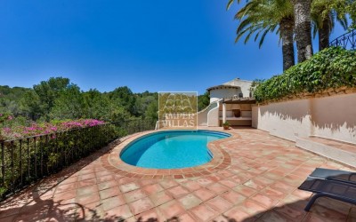 Прекрасная вилла в тихом зеленом районе.