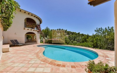 Прекрасная вилла в тихом зеленом районе.