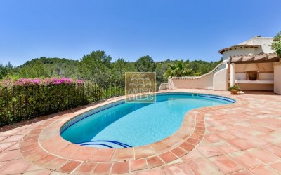 Прекрасная вилла в тихом зеленом районе.