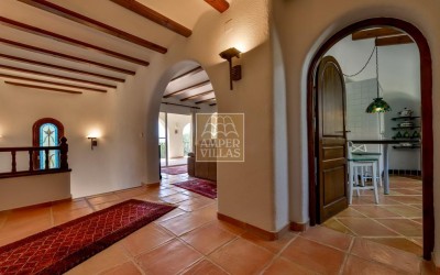 Прекрасная вилла в тихом зеленом районе.