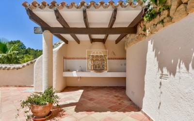 Прекрасная вилла в тихом зеленом районе.