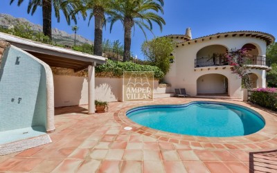 Прекрасная вилла в тихом зеленом районе.