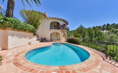 Прекрасная вилла в тихом зеленом районе.