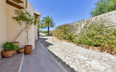 Прекрасная вилла в тихом зеленом районе.