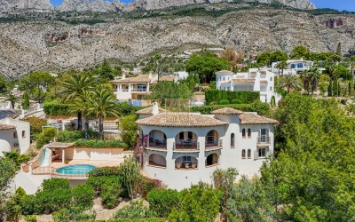 Прекрасная вилла в тихом зеленом районе.