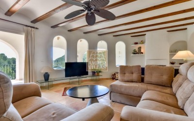 Прекрасная вилла в тихом зеленом районе.