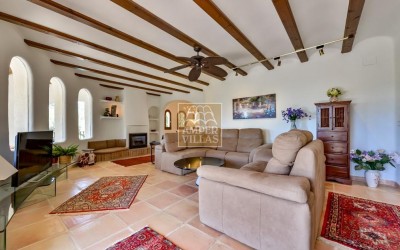 Прекрасная вилла в тихом зеленом районе.