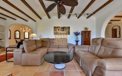 Прекрасная вилла в тихом зеленом районе.